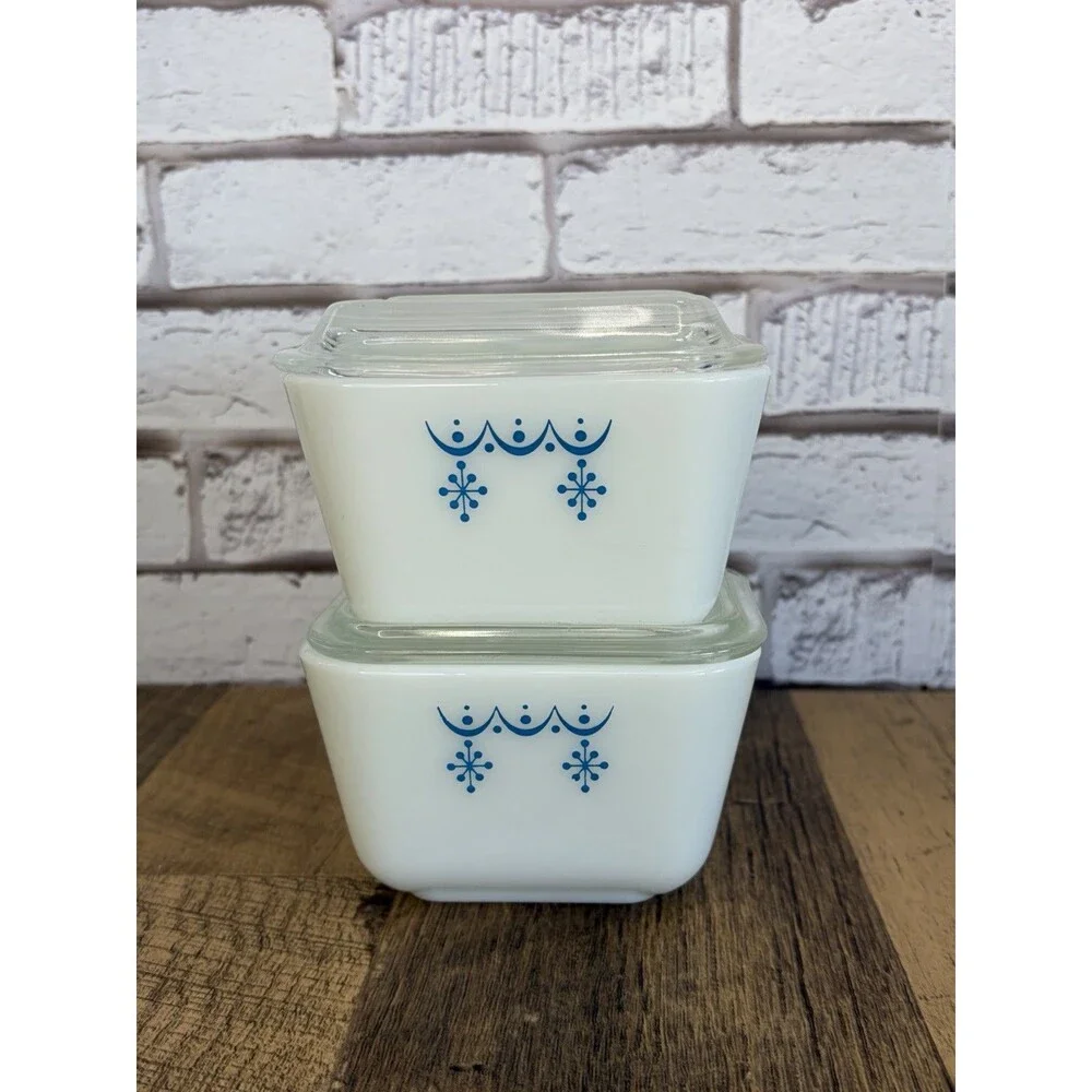 2 Pyrex Snowflake Garland 501B Refridgerator Dishes With Lids Mint Unused Vtg